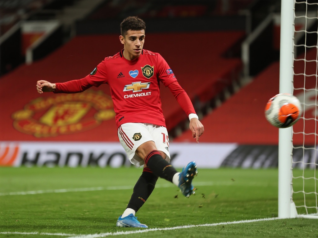 一针见血！伊布直言：滕哈格必须调整策略，曼联非阿贾克斯